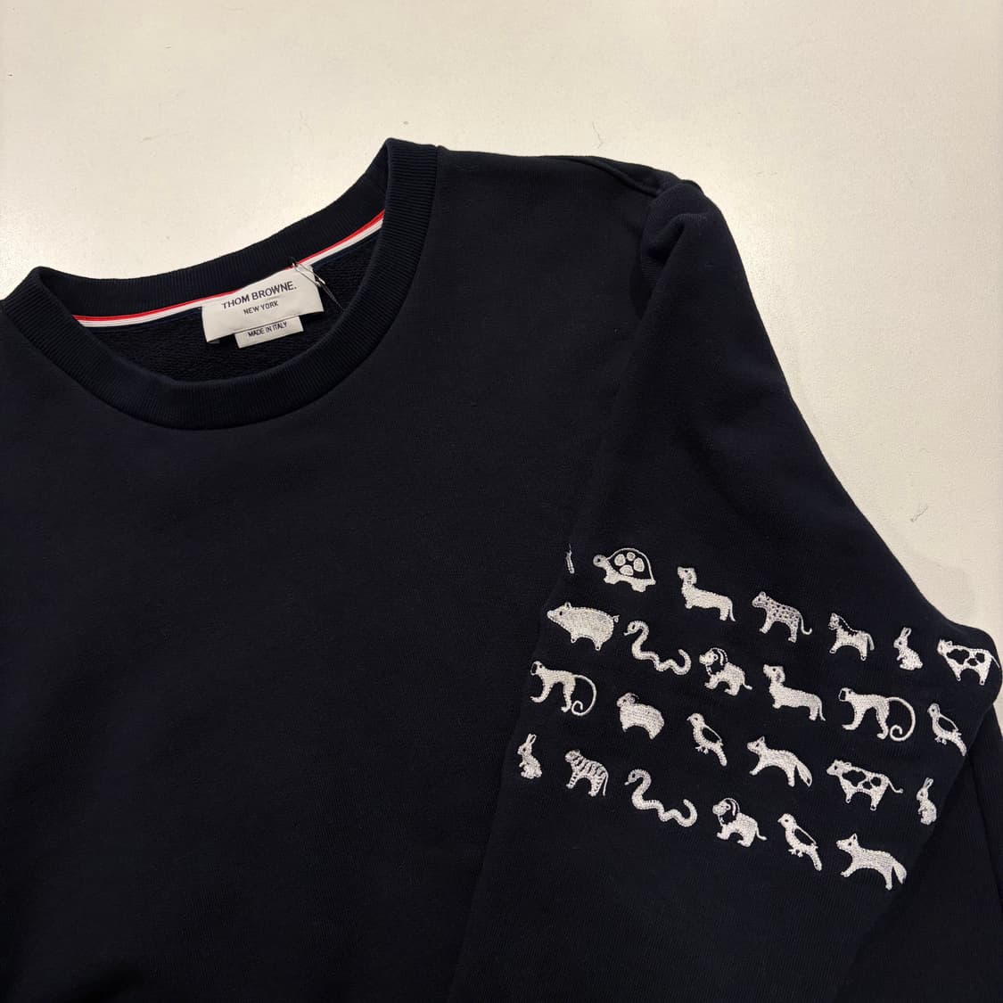 [4] 톰브라운 네이비 애니멀 자수 스웻 맨투맨 D252 상품이미지4