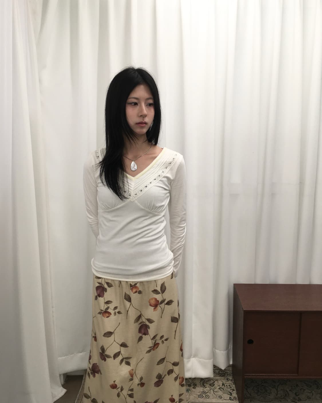 화이트 브이넥 롱슬리브 상품이미지2