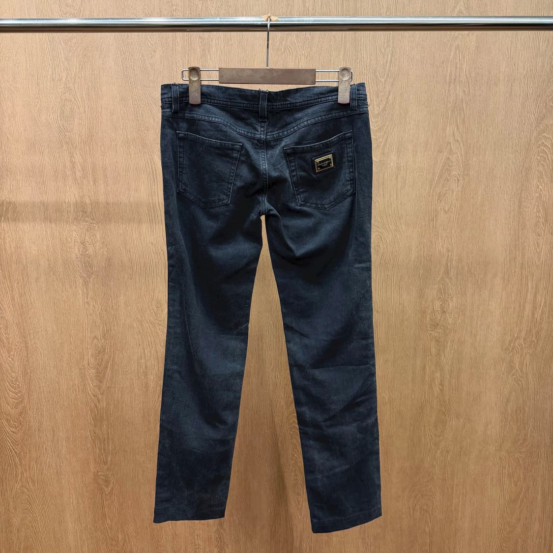 돌체앤가바나 데님 팬츠 사이드 블랙 라인 백포켓 골드 로고 디테일 흑청 상품이미지3