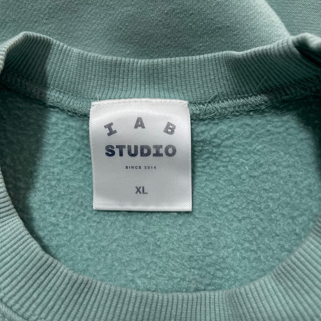 XL 아이앱 스튜디오 정품 크루넥 기모 애쉬 그린 맨투맨 상품이미지4