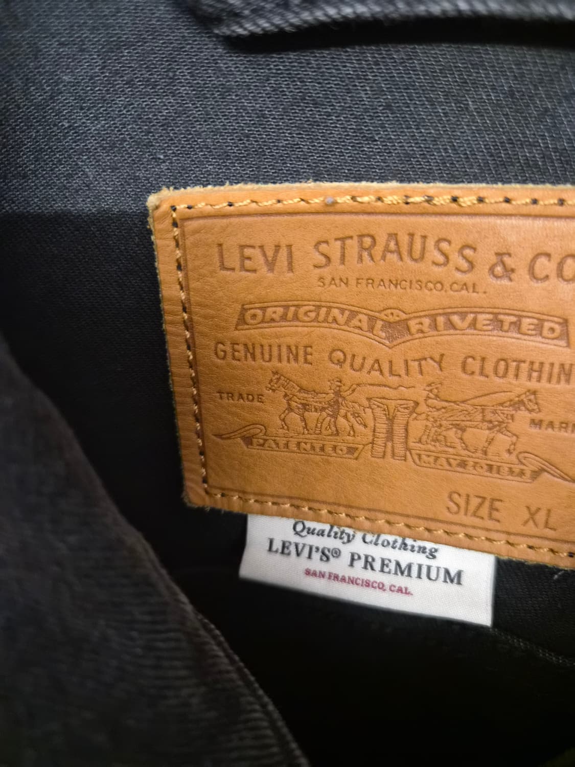 XL/110) 리바이스 프리미엄 블랙 데님 트러커 자켓 팝니다 상품이미지2