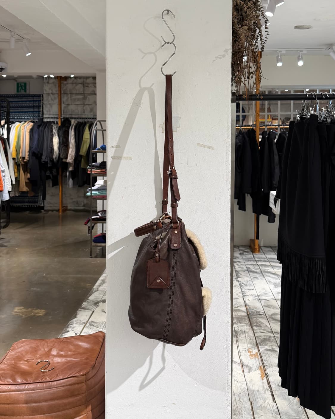 버버리 레더 브라운 시어링 숄더백 상품이미지3