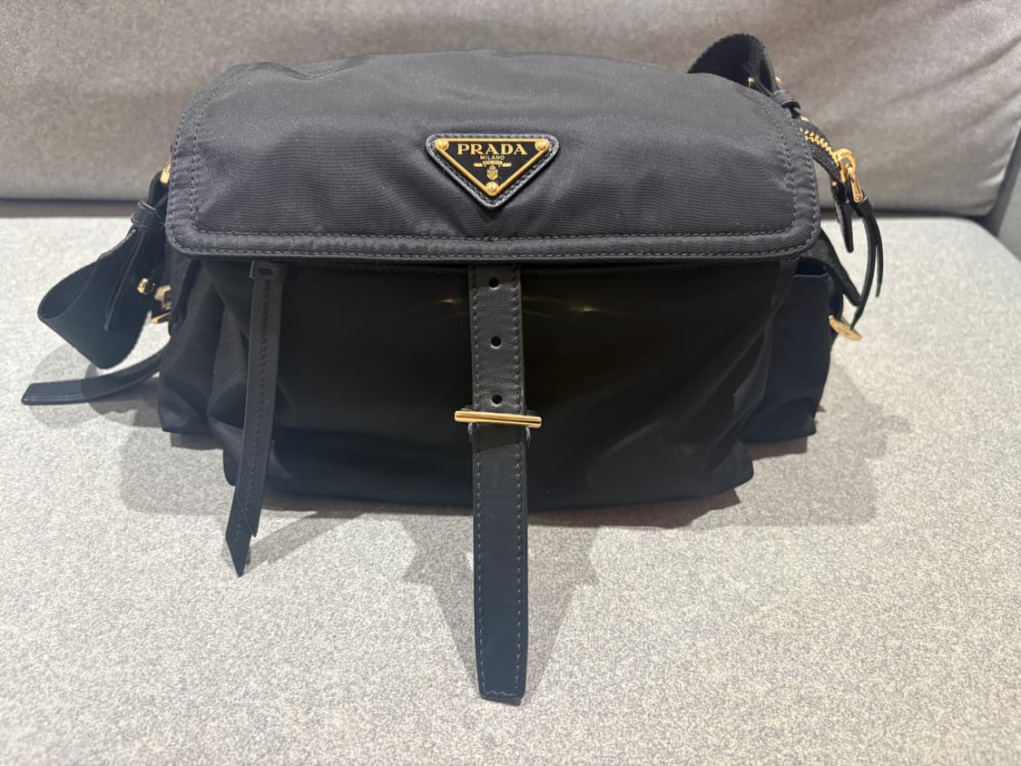 프라다 익스플로어백 미디움 상품이미지1