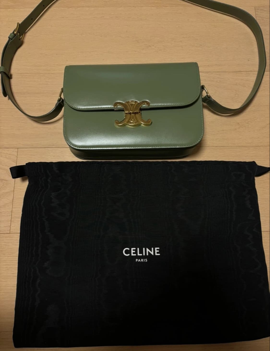 Celine 셀린느 트리옹프 트리오페 샤이니 카프스킨 아몬드그린 상품이미지1
