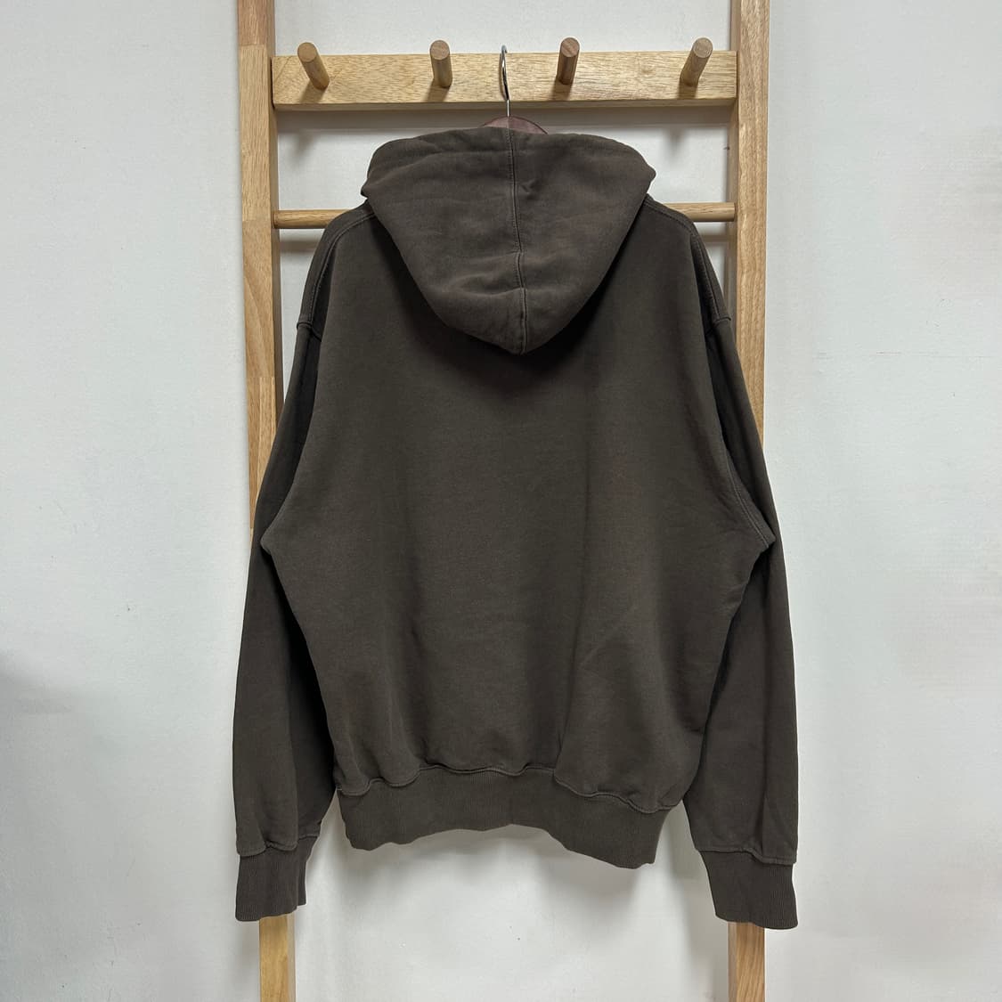 디스이즈네버댓 자수로고 다크브라운 후드티 상품이미지4