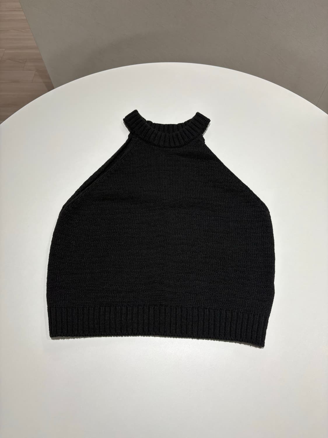 모노하 홀터넥 니트 차콜 상품이미지1