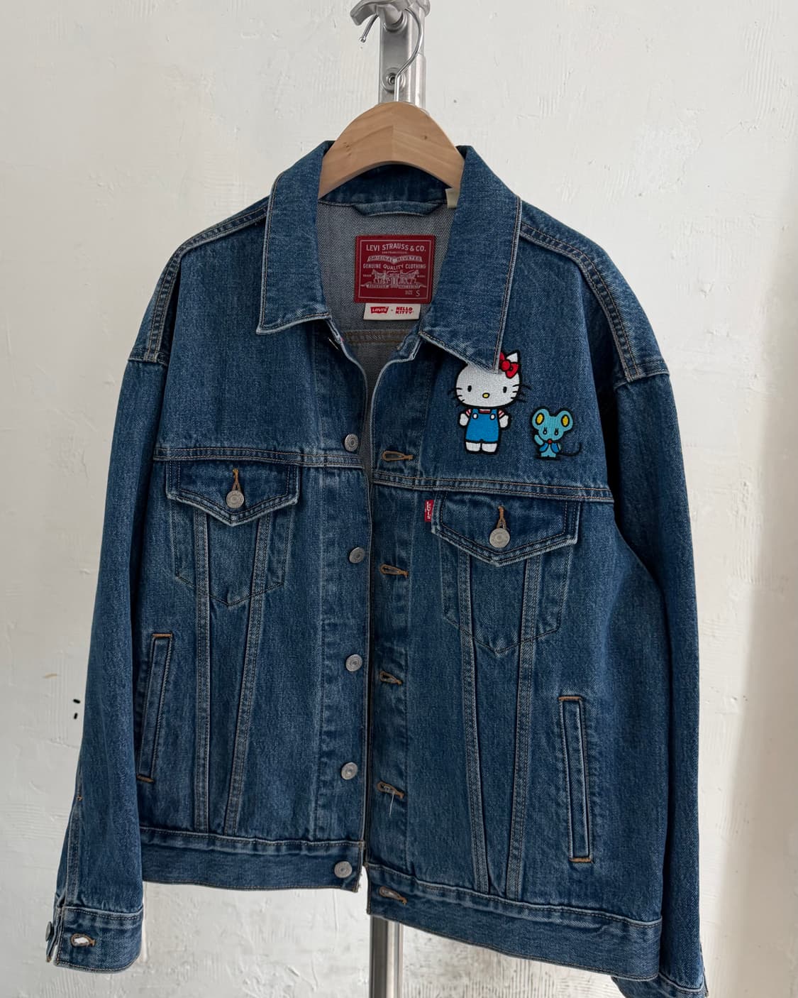 Levi’s 리바이스 x 헬로키티 콜라보 데님 트러커 자켓 상품이미지3