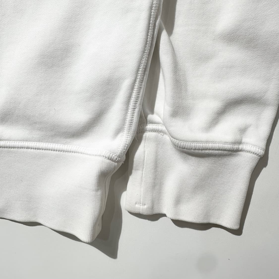 스톤아일랜드 사이드로고 와펜 맨투맨 상품이미지6