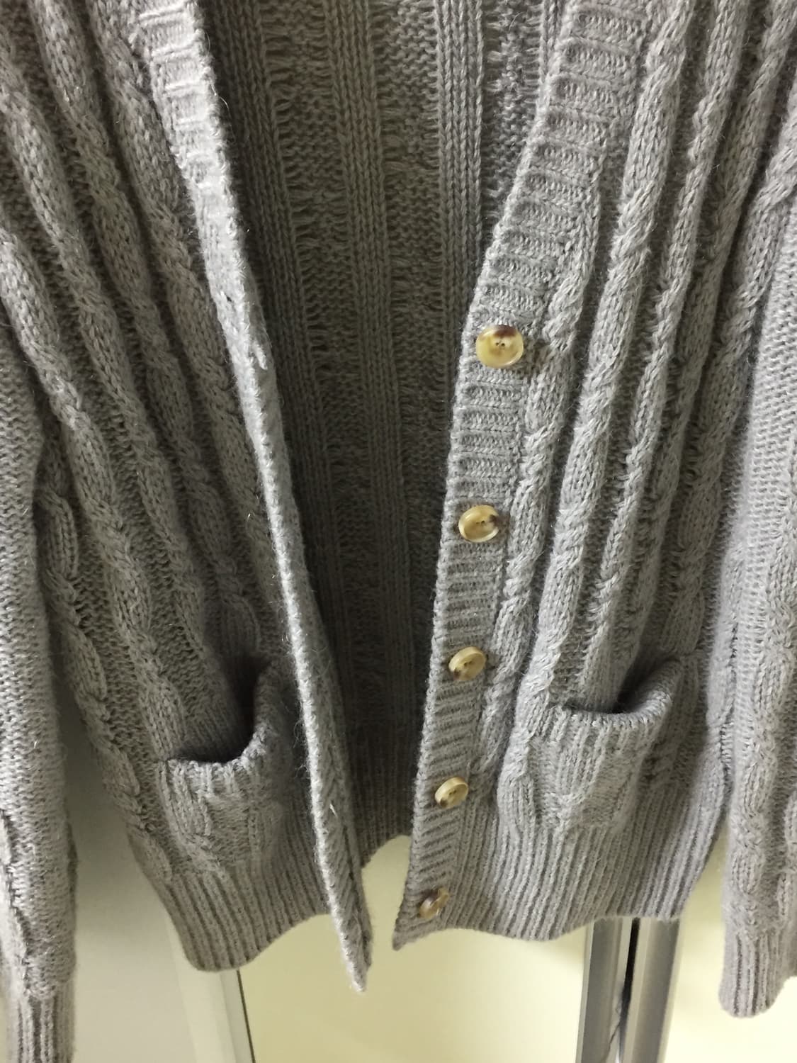 더바넷 24fw_grey granny cable knit cardigan 상품이미지4