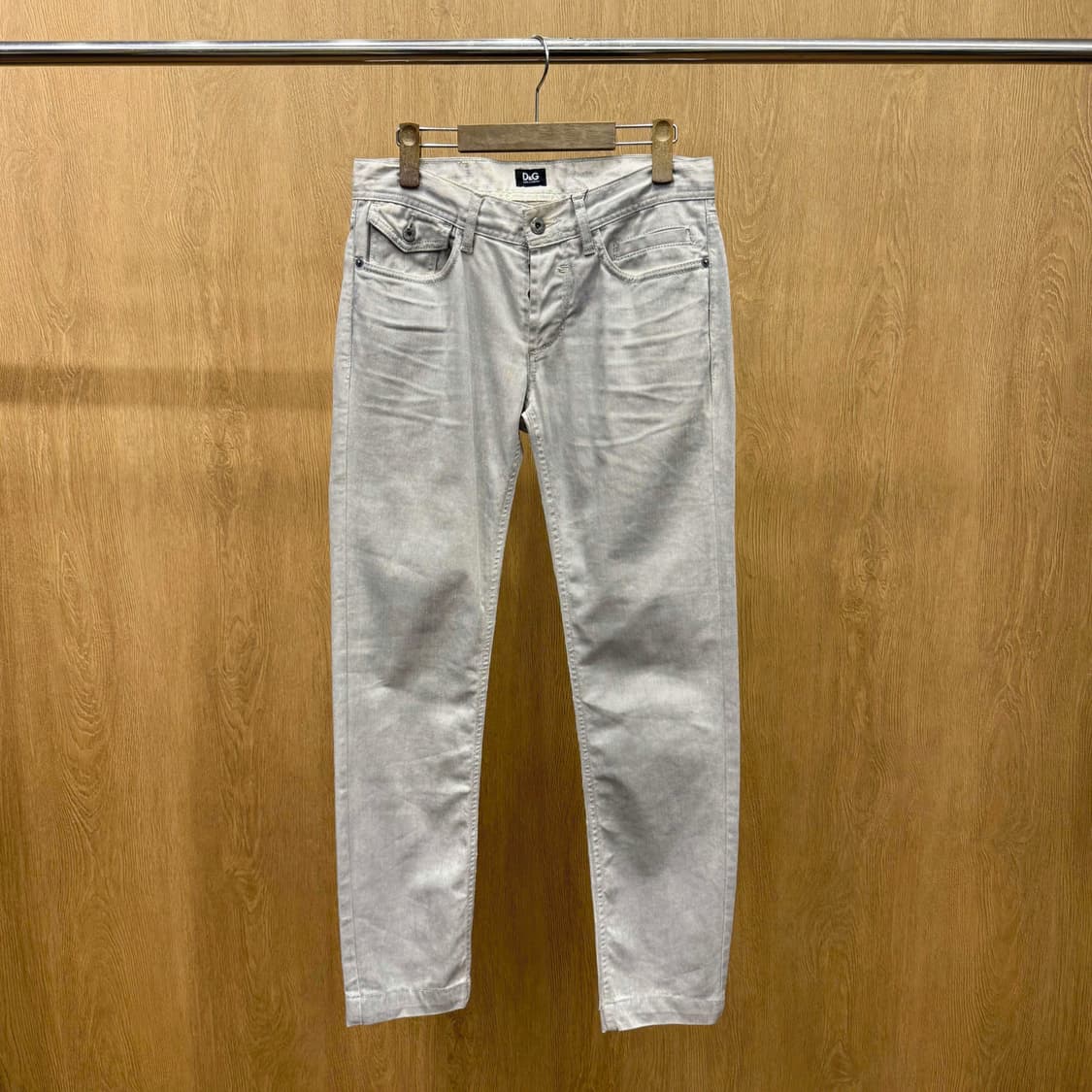돌체앤가바나 4버튼 플랩포켓 디테일 워싱 데님 팬츠 슬림핏 연그레이 상품이미지2