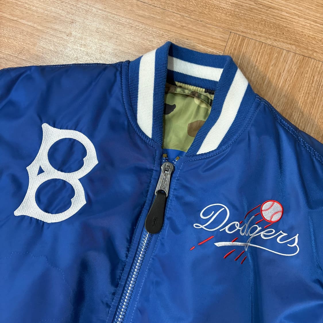 뉴에라 x 알파인더스트리 다져스 카모/블루 리버시블 봄버 자켓 상품이미지6