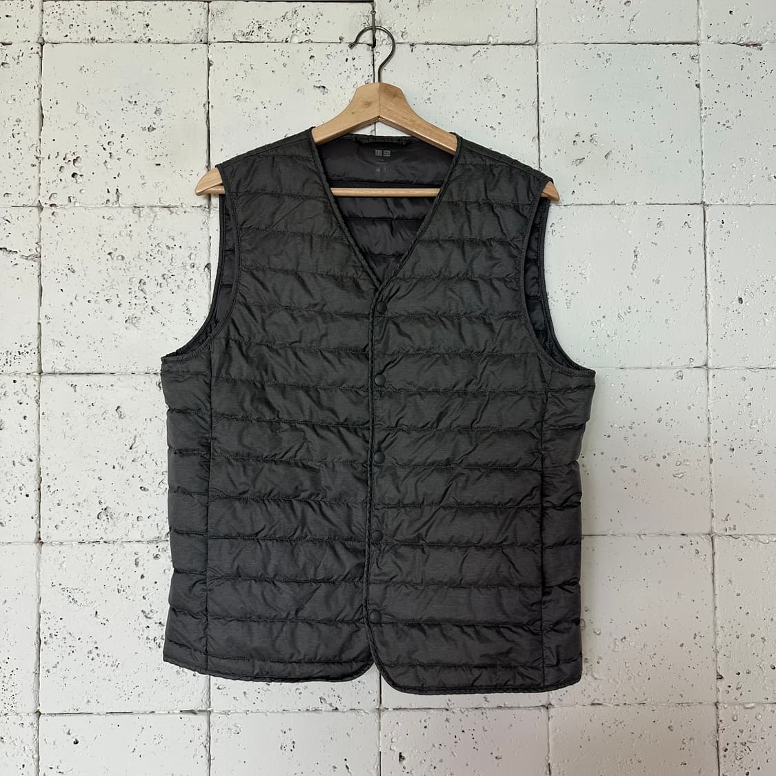 L 유니클로 경량 패딩조끼 회색 상품이미지1