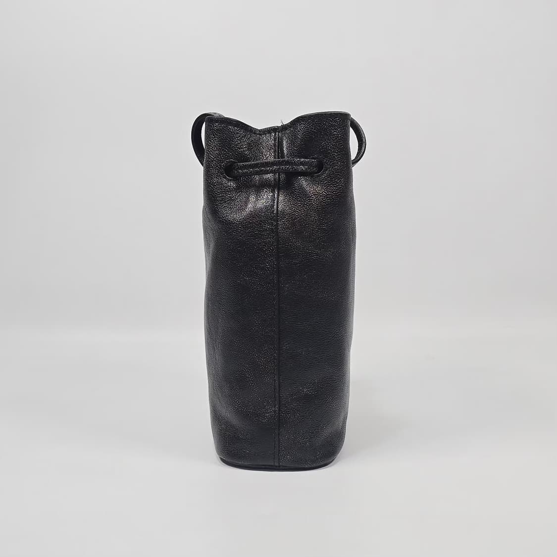 미우미우 올드 나파 가죽 파우치 미니 숄더백 상품이미지4