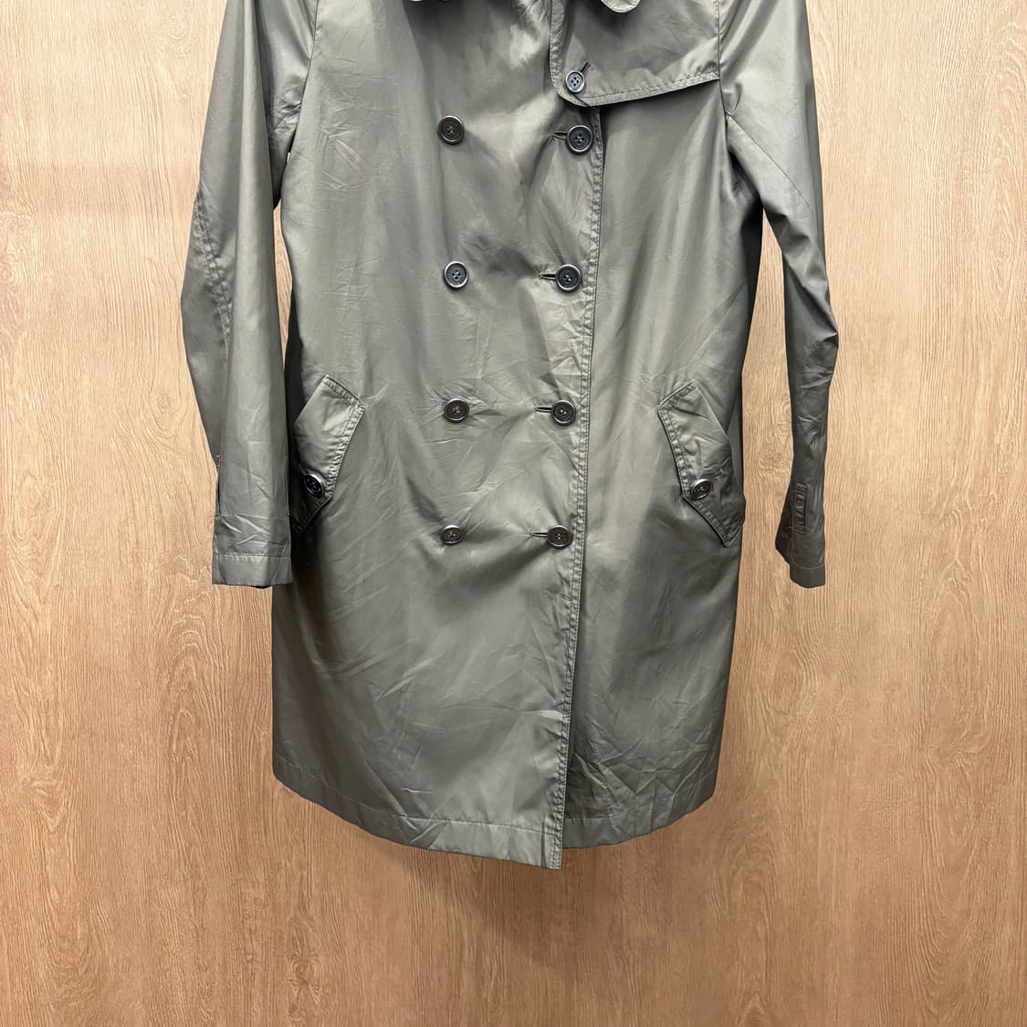 버버리 런던 더블 버튼 라이트 트렌치 코트 넥라인 스트랩 디테일 브라운 상품이미지5