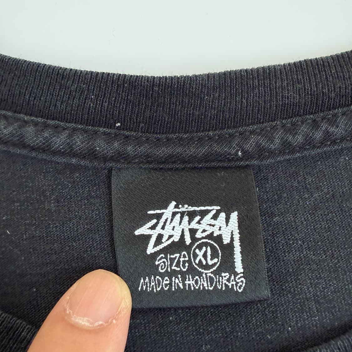 Stussy  스투시 모던에이지 백프린트 블랙 반팔티셔츠  상품이미지4