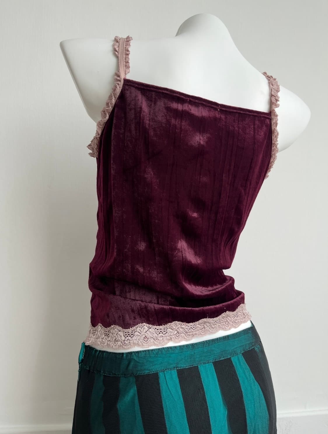 QUEUE 벨벳 레이스 슬리브리스 탑 상품이미지4