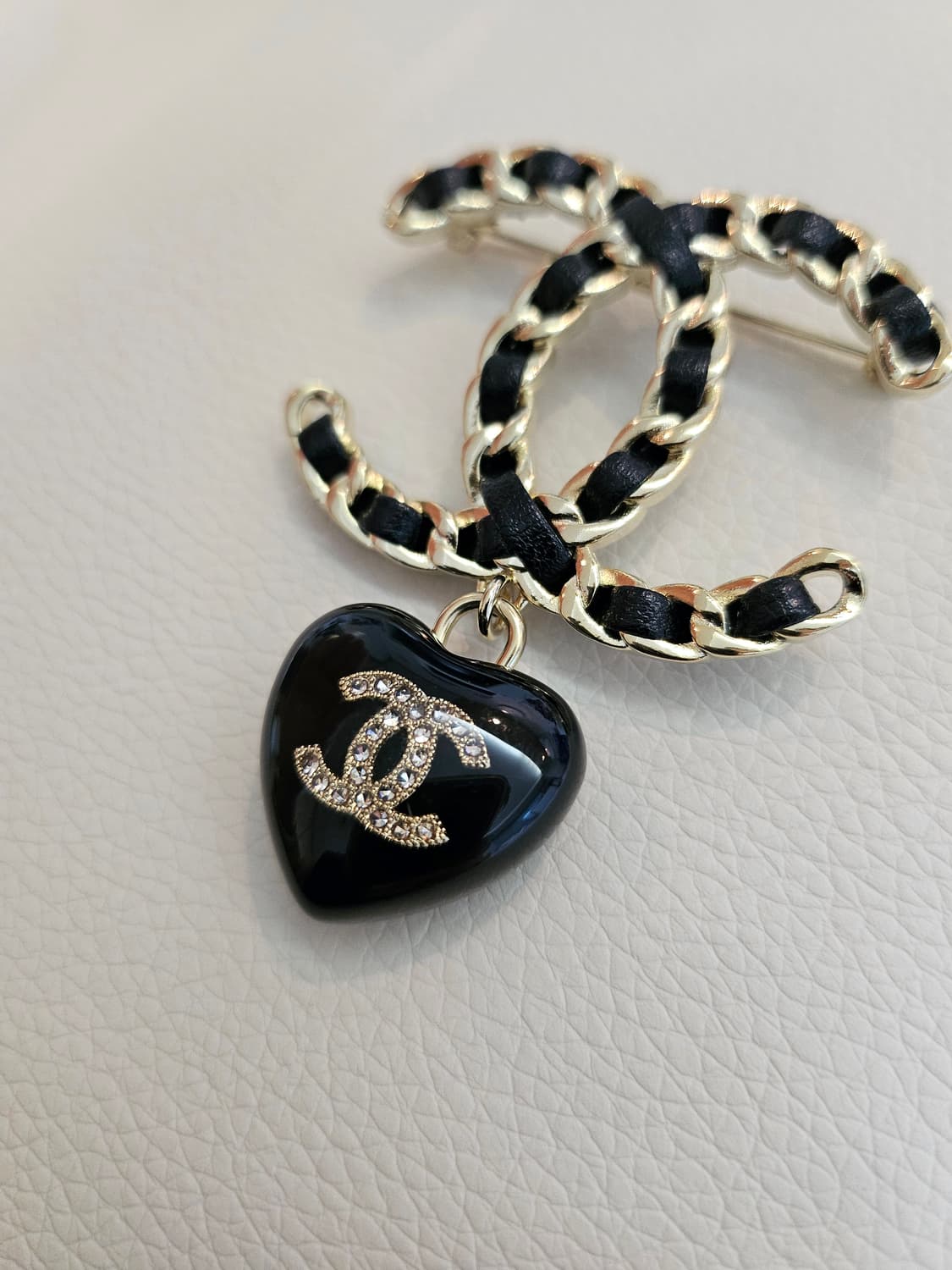 샤넬 가죽체인 블랙하트 CC로고 브로치 업사이클링 상품이미지5