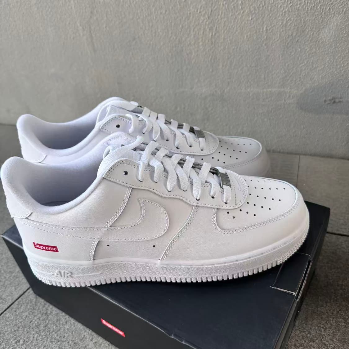 나이키 x 슈프림 에어포스 1 로우 화이트 260MM
 상품이미지1