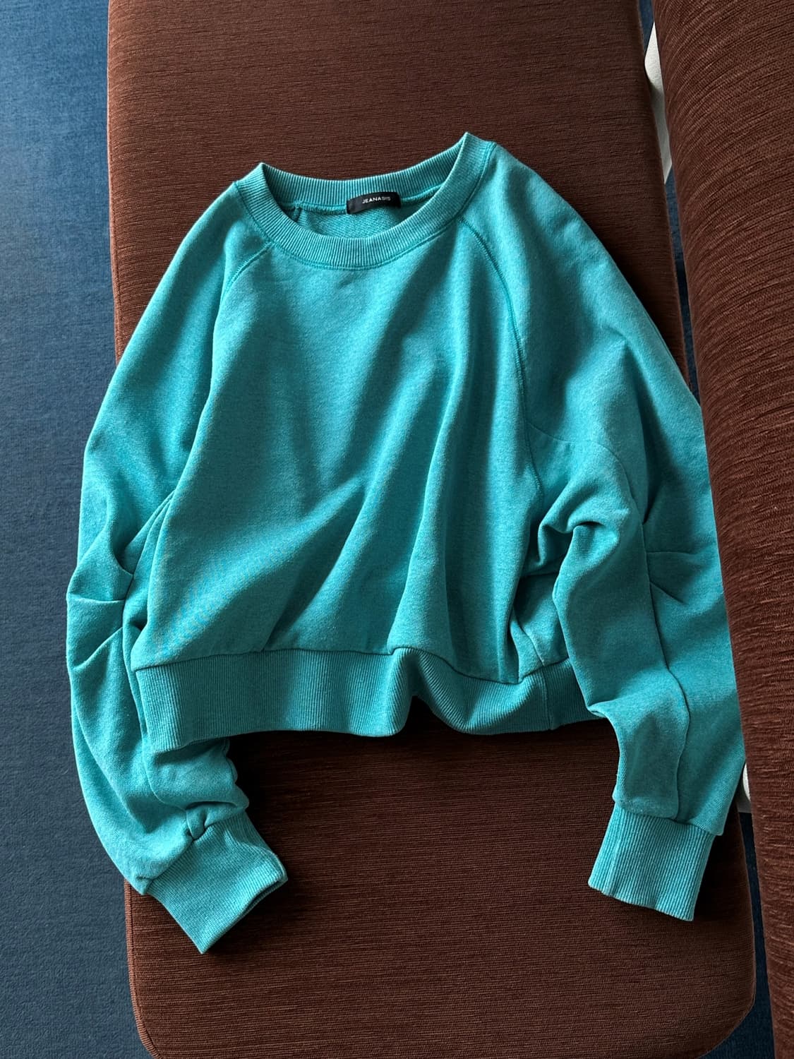 Design tuck sleeve cropped sweat P/O 상품이미지1