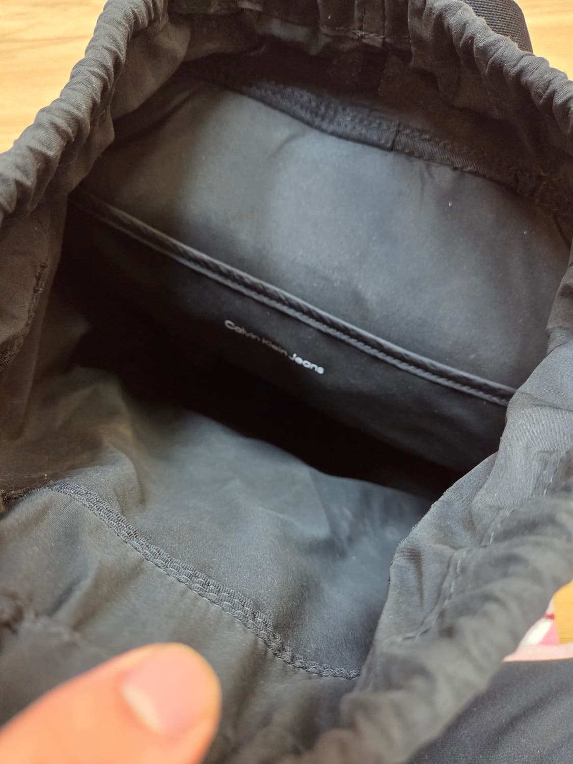 캘빈클라인 블랙 나일론 백팩입니다. 가로 약 25cm, 세로 약 37cm 상품이미지6