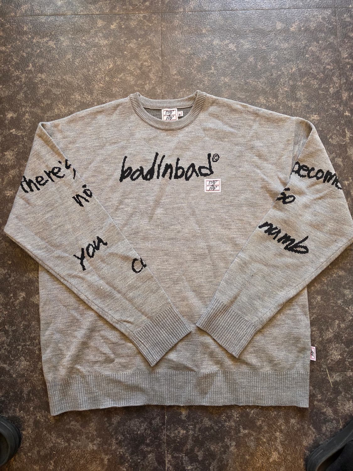 배드인배드(BADINBAD) 스크라이브 로고 니트 -L 상품이미지1