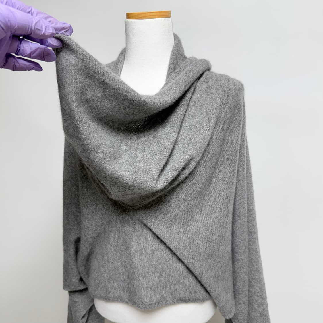 [캐시미어 100%] 드레이프 언발 그레이 니트 탑 상품이미지4