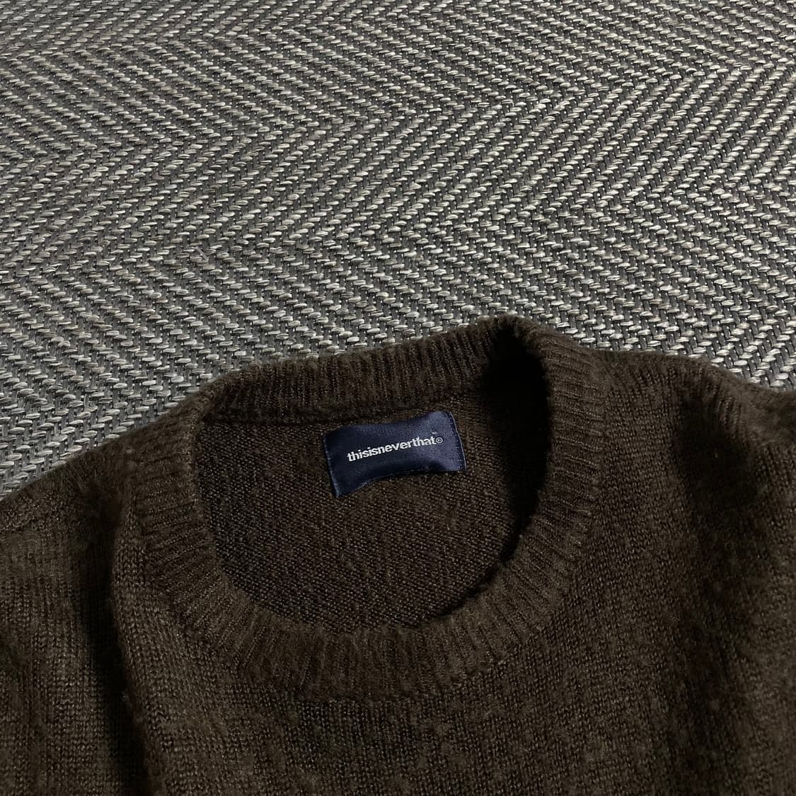 디스이즈네버댓 T.N.S 하트 로고 스웨터 브라운 o 4372 상품이미지4