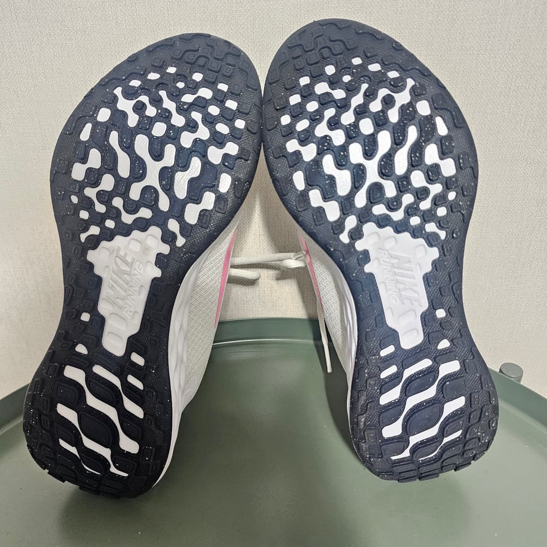 240나이키 레볼루션 화이트/핑크 운동화 상품이미지4