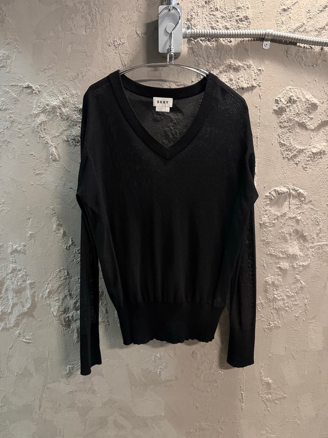 S 디케이엔와이 DKNY 브이넥 시스루 니트 블랙 상품이미지1