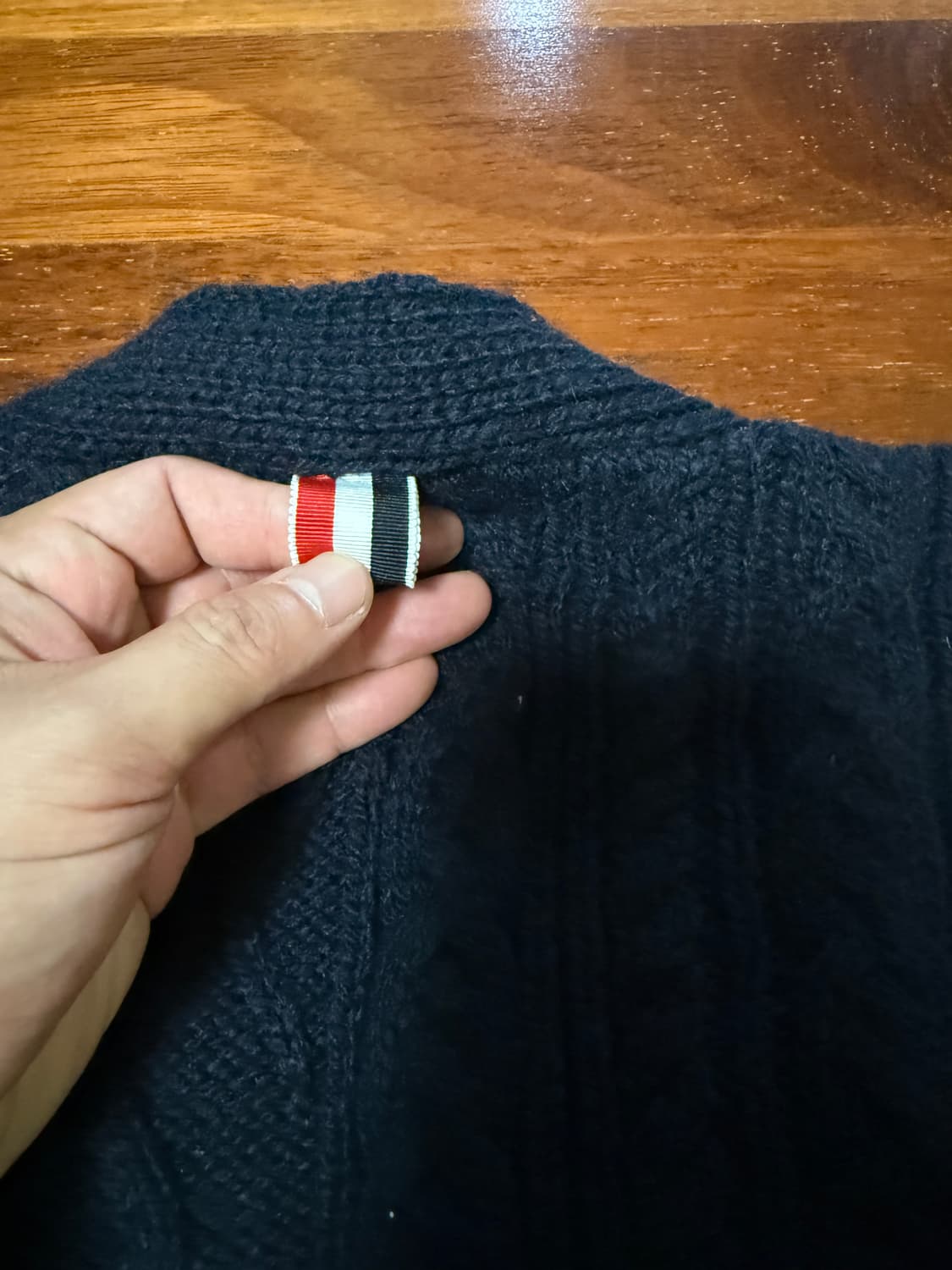 톰브라운  4바 스트라이프 아란 케이블 도니골 울 가디건 2사이즈 판매 상품이미지8