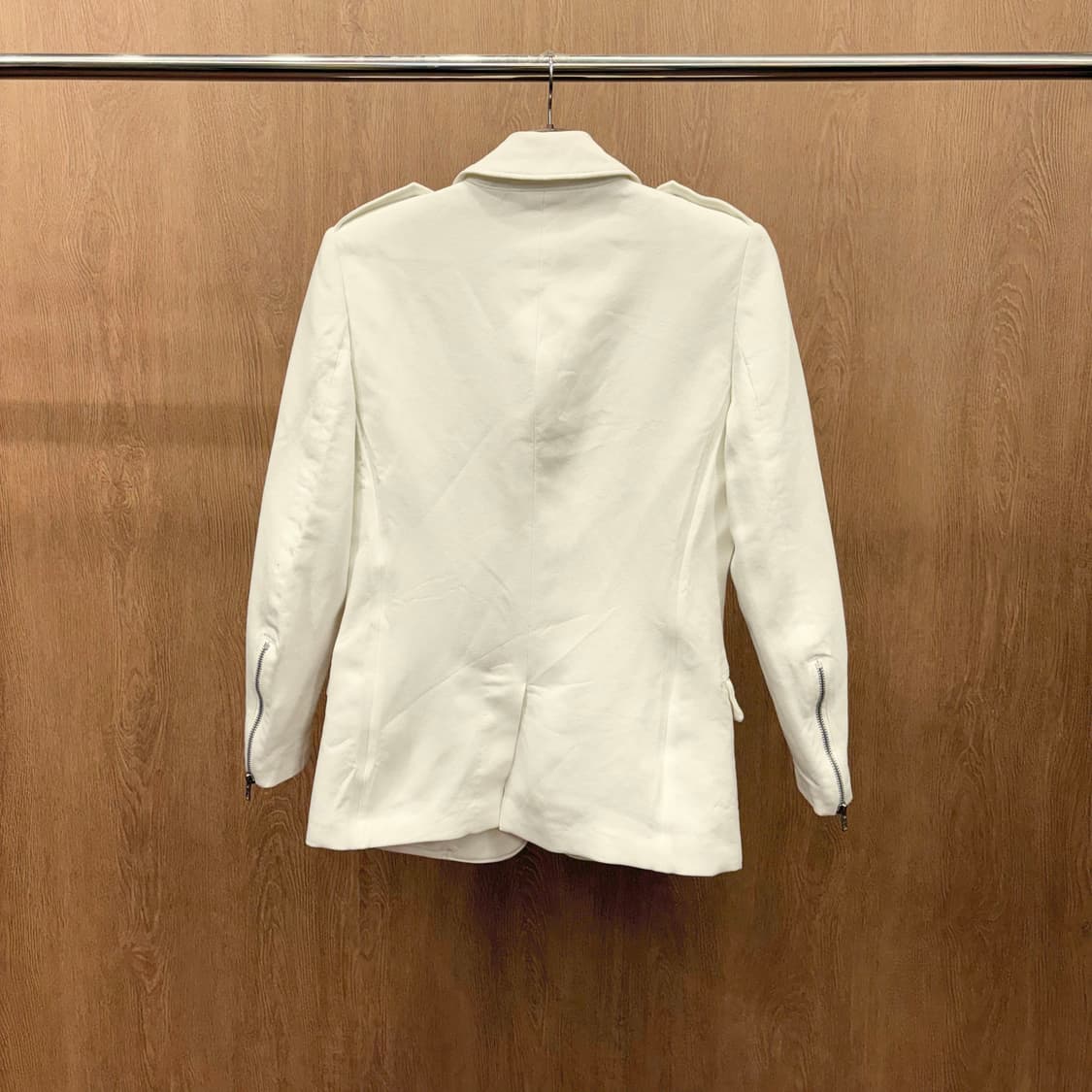 꼼데가르송 옴므 플러스 라이더 자켓 사선 지퍼 숄더 에폴렛 디테일 화이트 상품이미지3