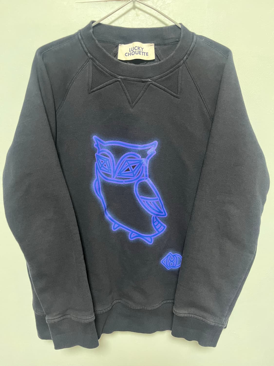 럭키슈에뜨 네이비 맨투맨 티셔츠 상품이미지1