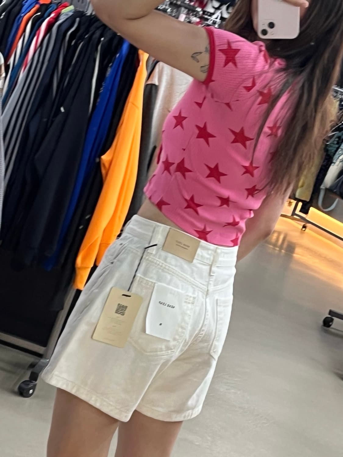 LAZY OAF 스타 패턴 아릴렛 탑 화이트 반바지 코디 상품이미지3