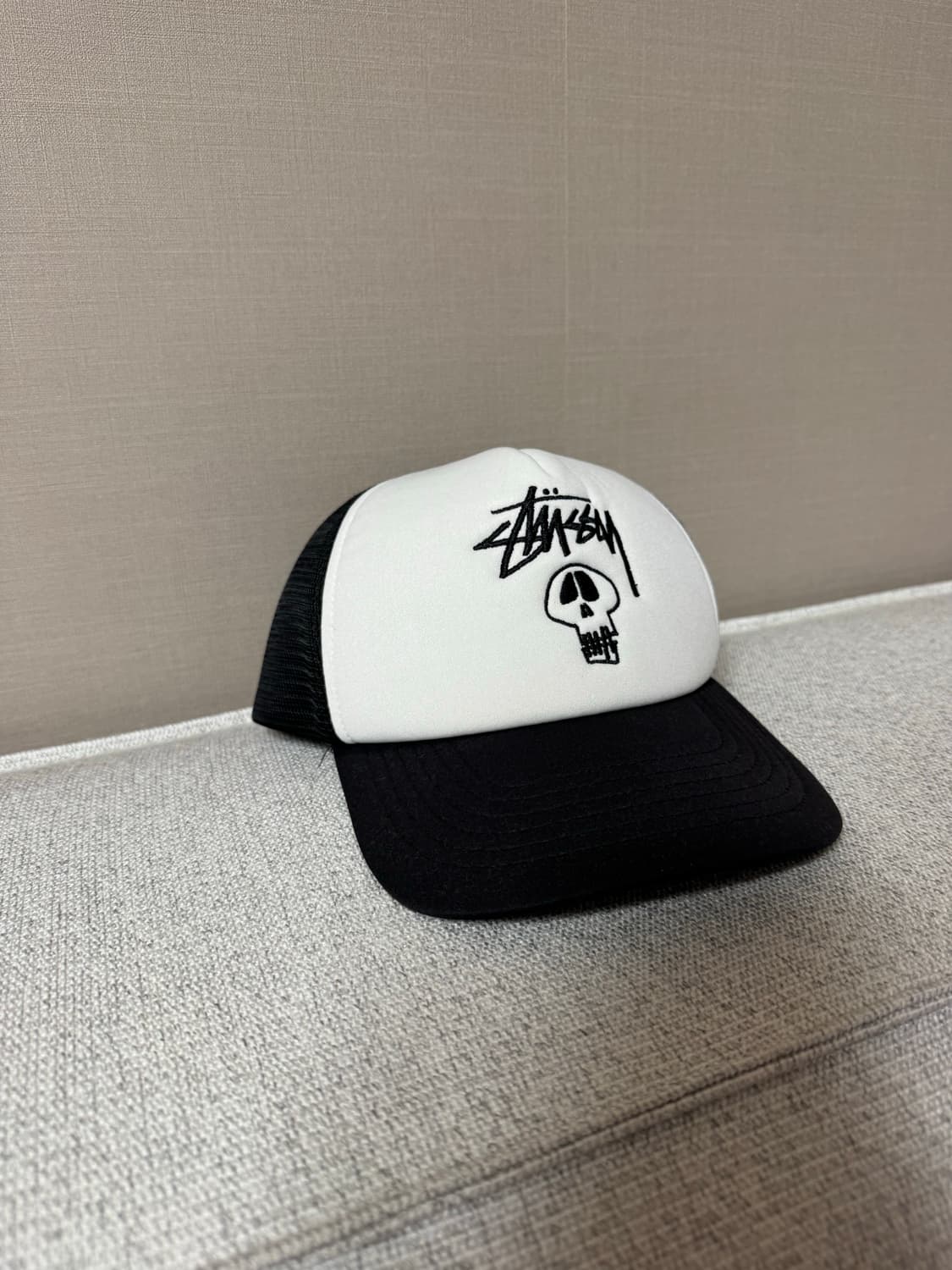[Stussy]스투시 스컬로고 메쉬 트러커캡_블랙 (F) 상품이미지1