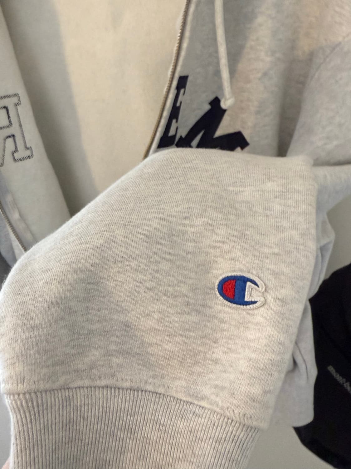 슈프림 x 챔피온 집업 후드 스웨트셔츠 애쉬 그레이 - 24SS 상품이미지6