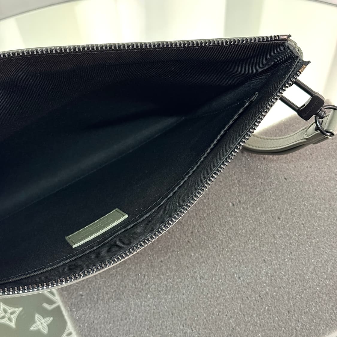 [정품] 25SS 루이비통 포쉐트 투고 쉐도우 클러치백 M12499 상품이미지8