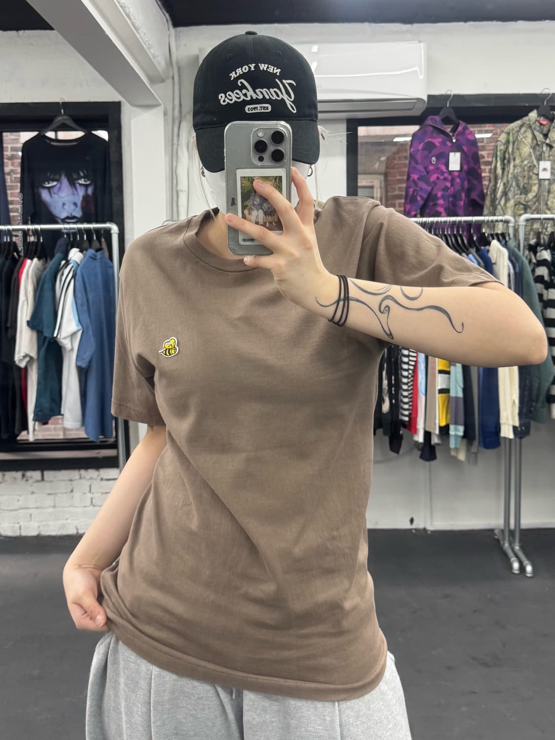 베이프 비 원포인트 브라운 티셔츠 상품이미지1