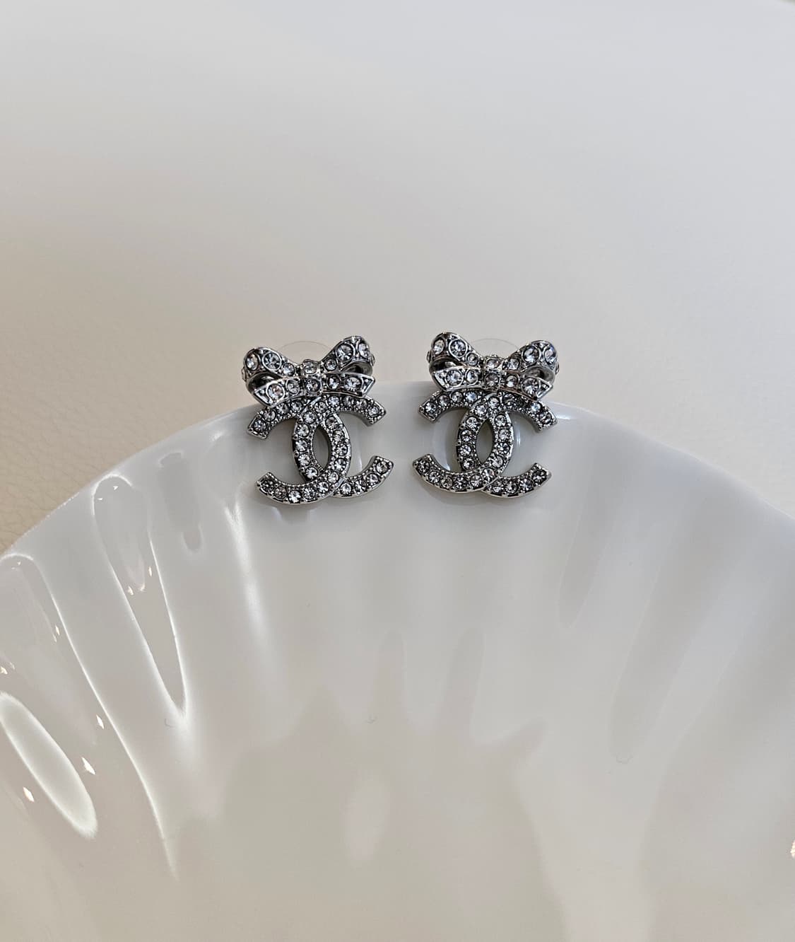 샤넬 리본 보석CC 귀걸이 실버 업사이클링 상품이미지1