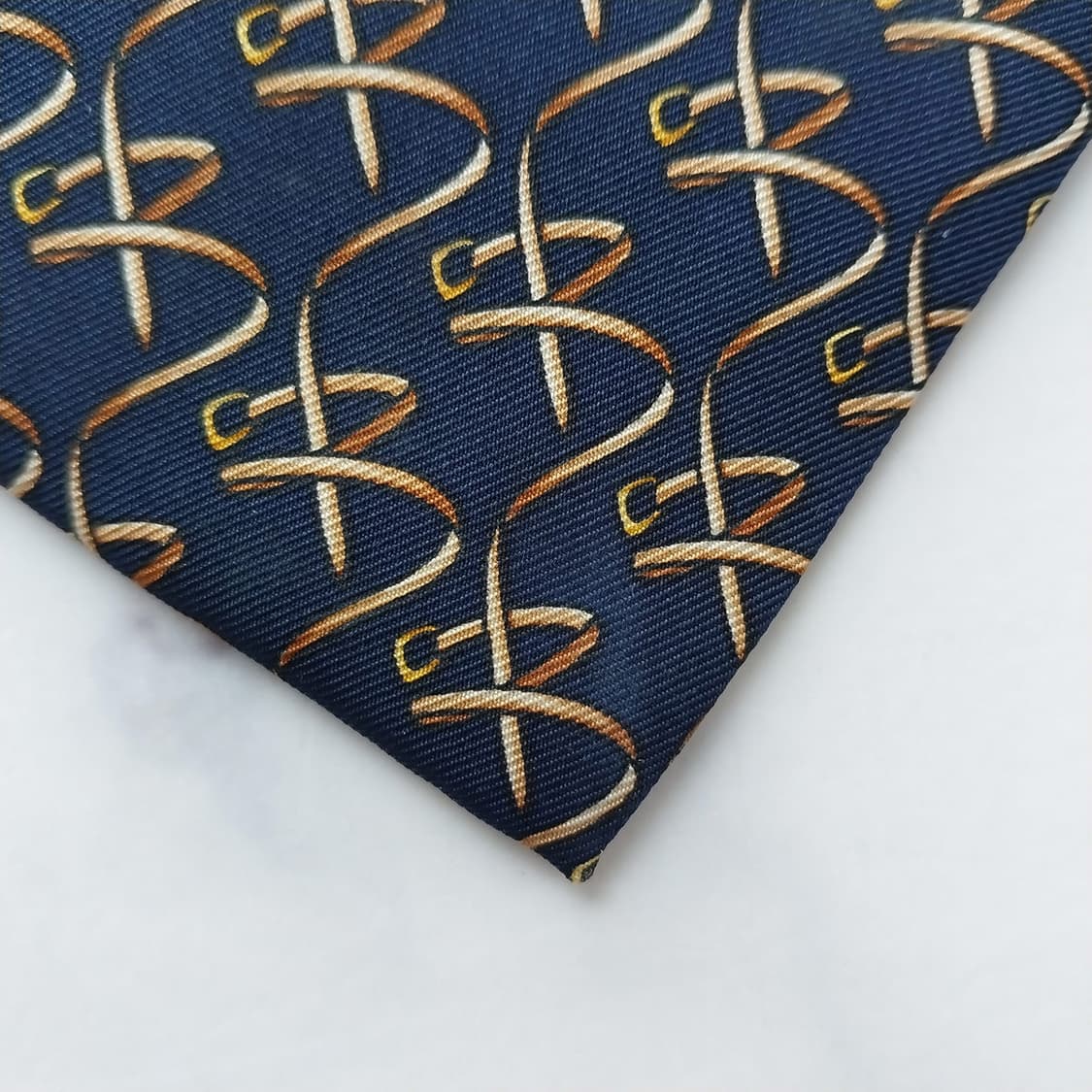 발리 실크 네이비 로고 패턴 넥타이 9.7cm A+등급 k2516
 상품이미지10