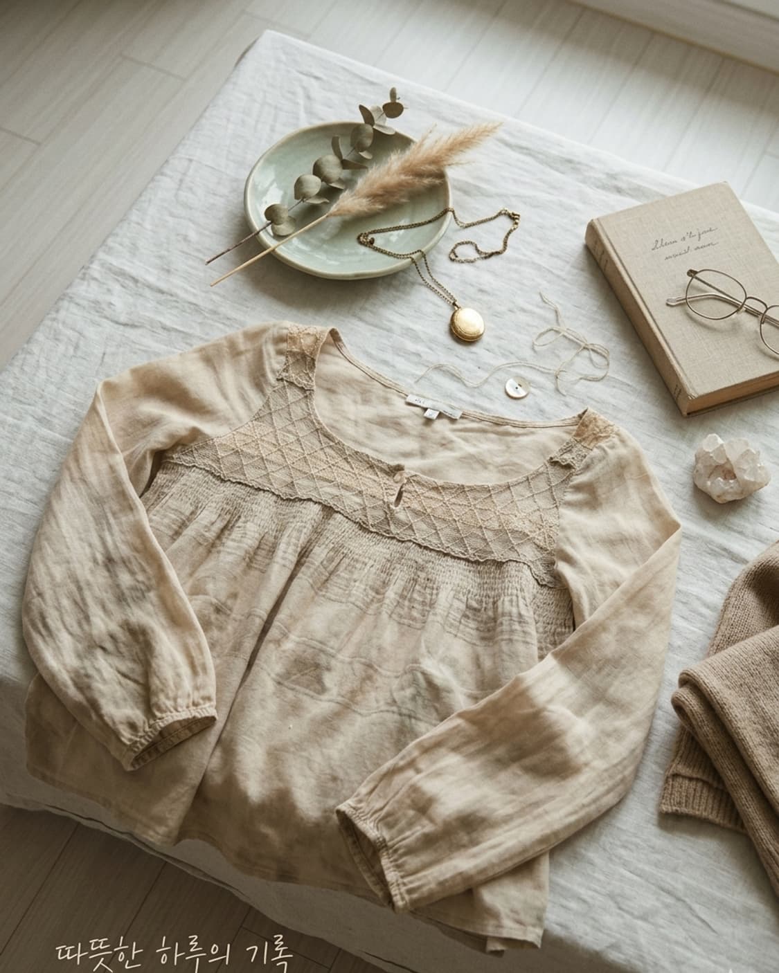 [마쥬(Maje)] 아이보리 레이스 스모킹 블라우스 상품이미지1