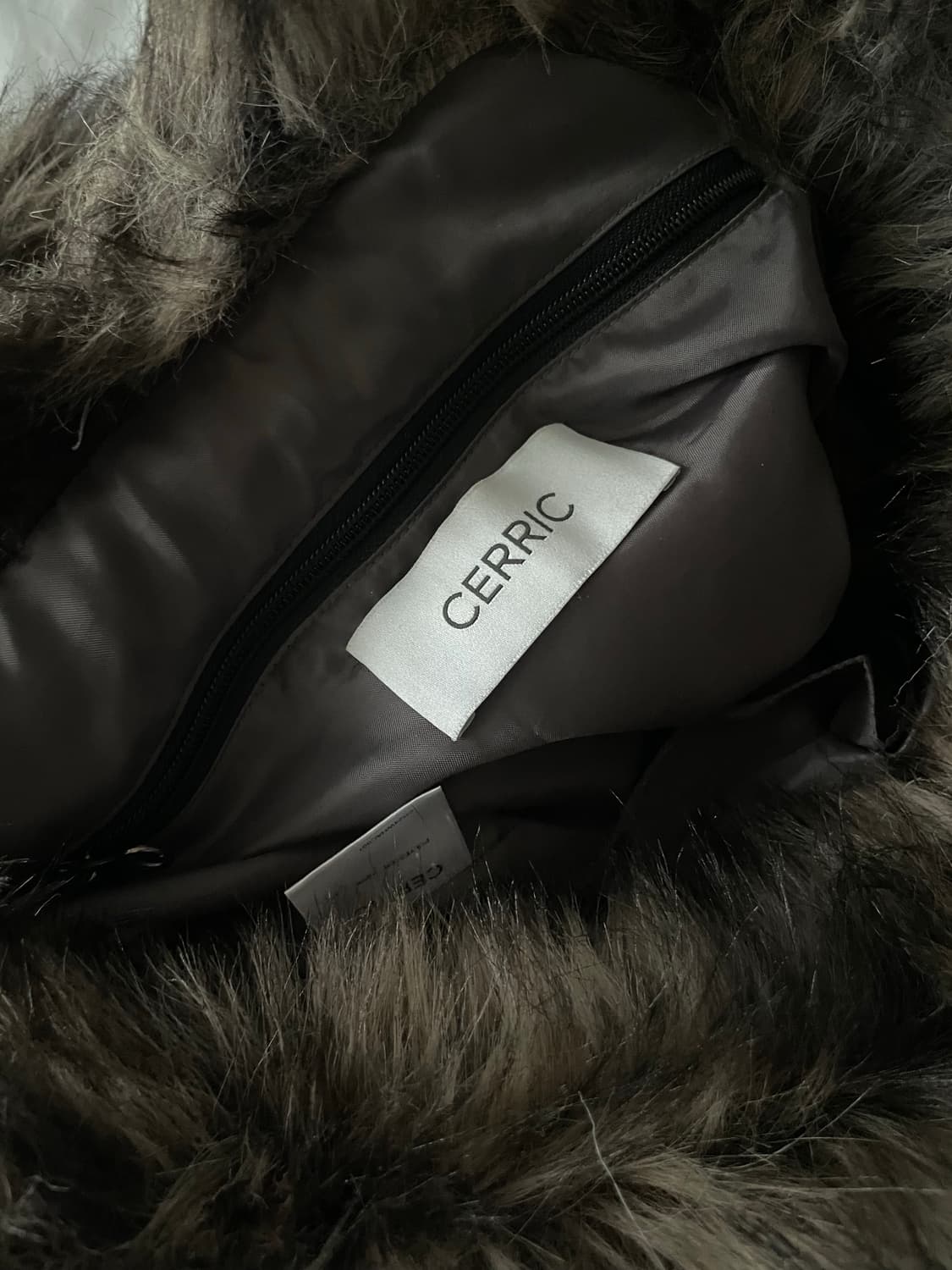 cerric MOHAIR CROSS BAG 모헤어 퍼 가방 상품이미지4