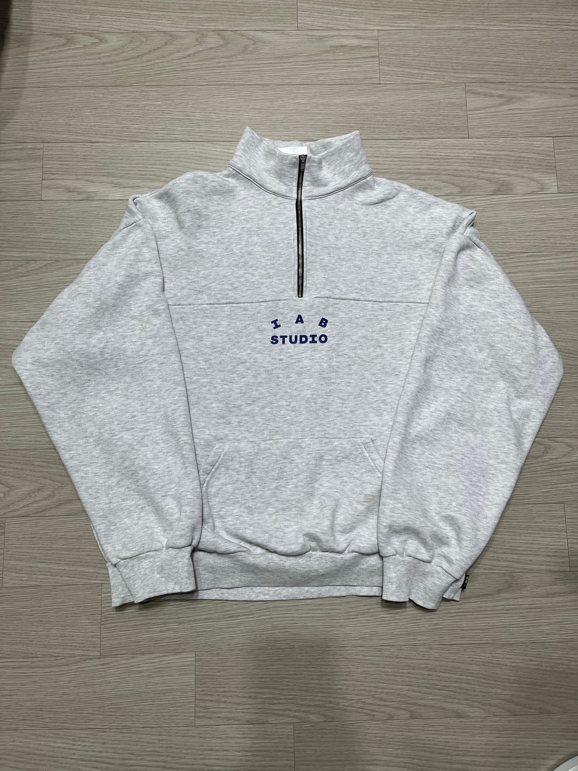 아이앱 스튜디오 하프 집 풀오버 라이트 그레이 상품이미지1