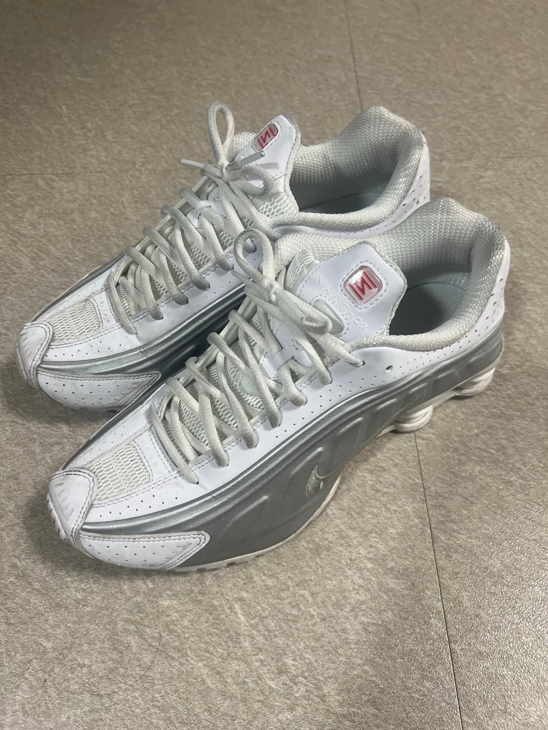 나이키 샥스 R4 화이트 브라이트 크림슨 270 상품이미지1