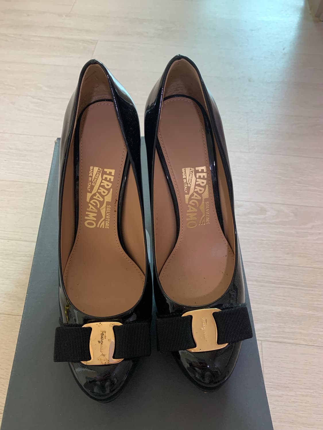 [240-245] 페라가모 까를라 7cm 유광 금장바라  리본구두 상품이미지1