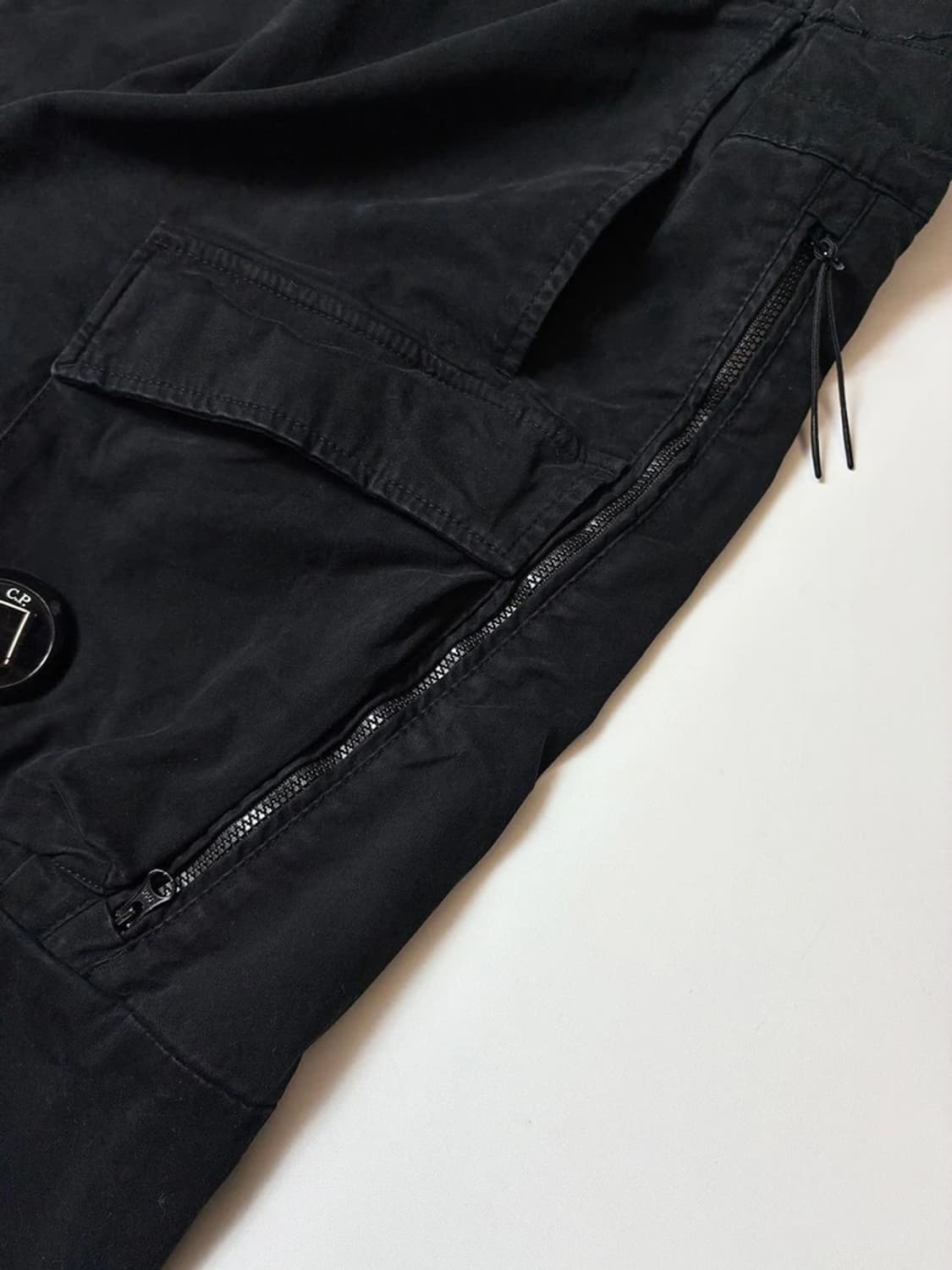 cp컴퍼니 22ss 가먼트다이 스트레치 새틴 렌즈 카고 팬츠 PN8519 상품이미지4