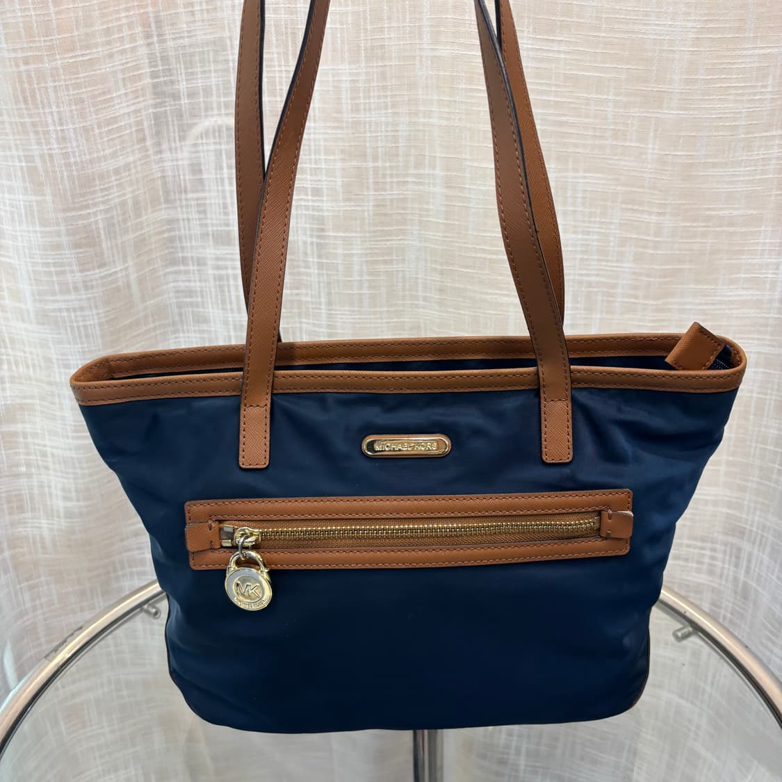 정품 마이클코어스 나일론 숄더백     상품이미지2