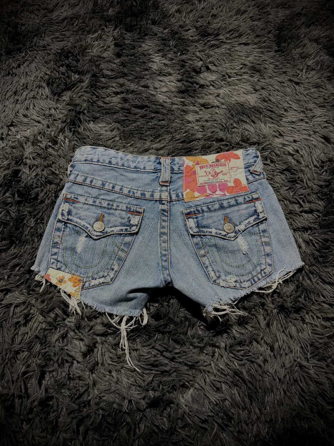 True Religion 플러워 패턴 패치 데미지 데님 숏팬츠 상품이미지1