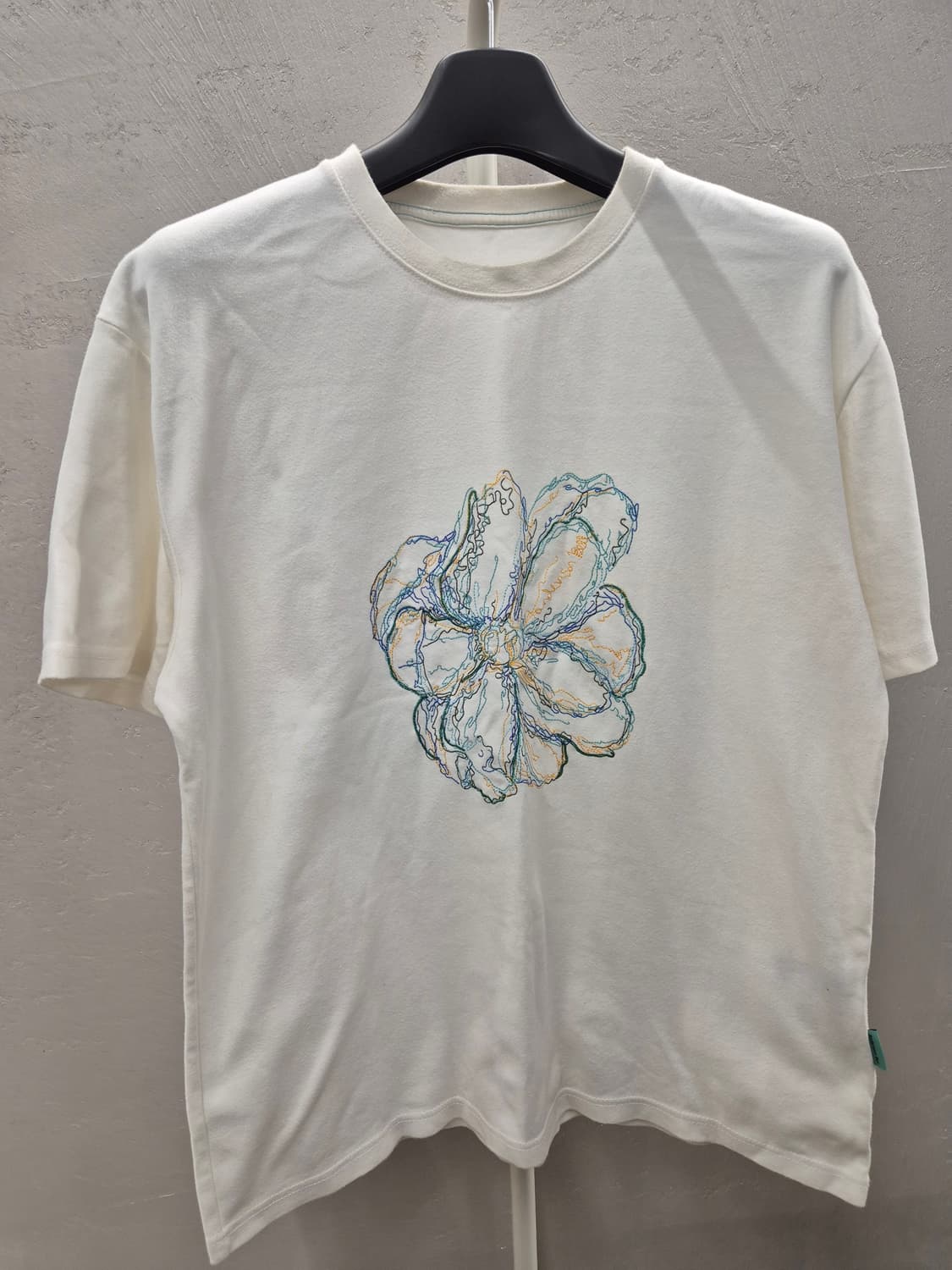 앤더슨벨 아이보리 꽃 자수 반팔 티셔츠 M  상품이미지2