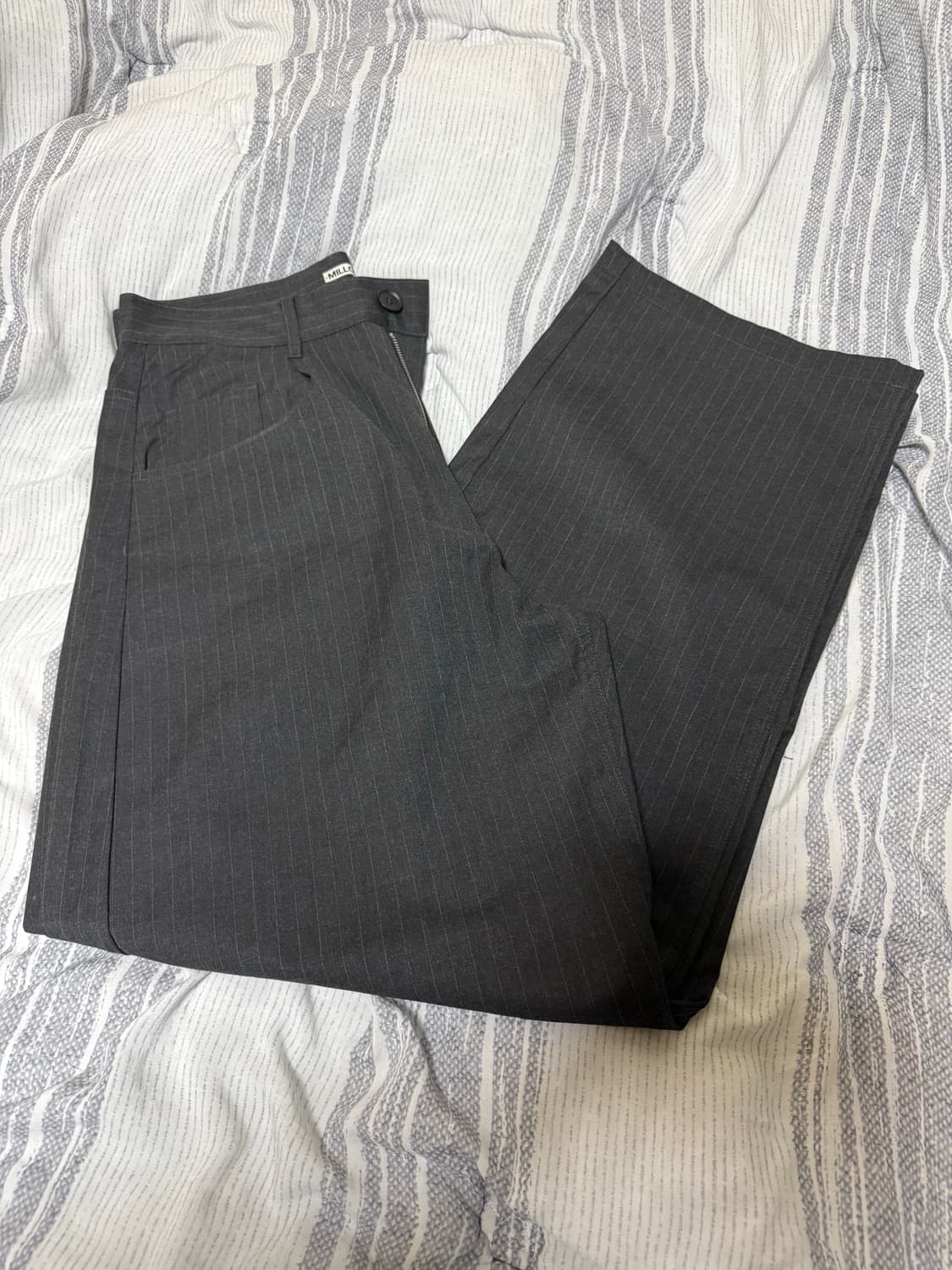 (M) 밀로 아카이브 리플렉트 스트라이프 팬츠 차콜 상품이미지3