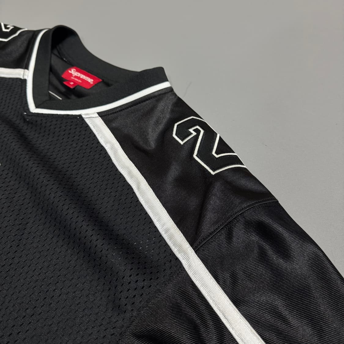 슈프림 21ss week13 블랙컬러 어보브 올 풋볼 매쉬 반팔 상품이미지5